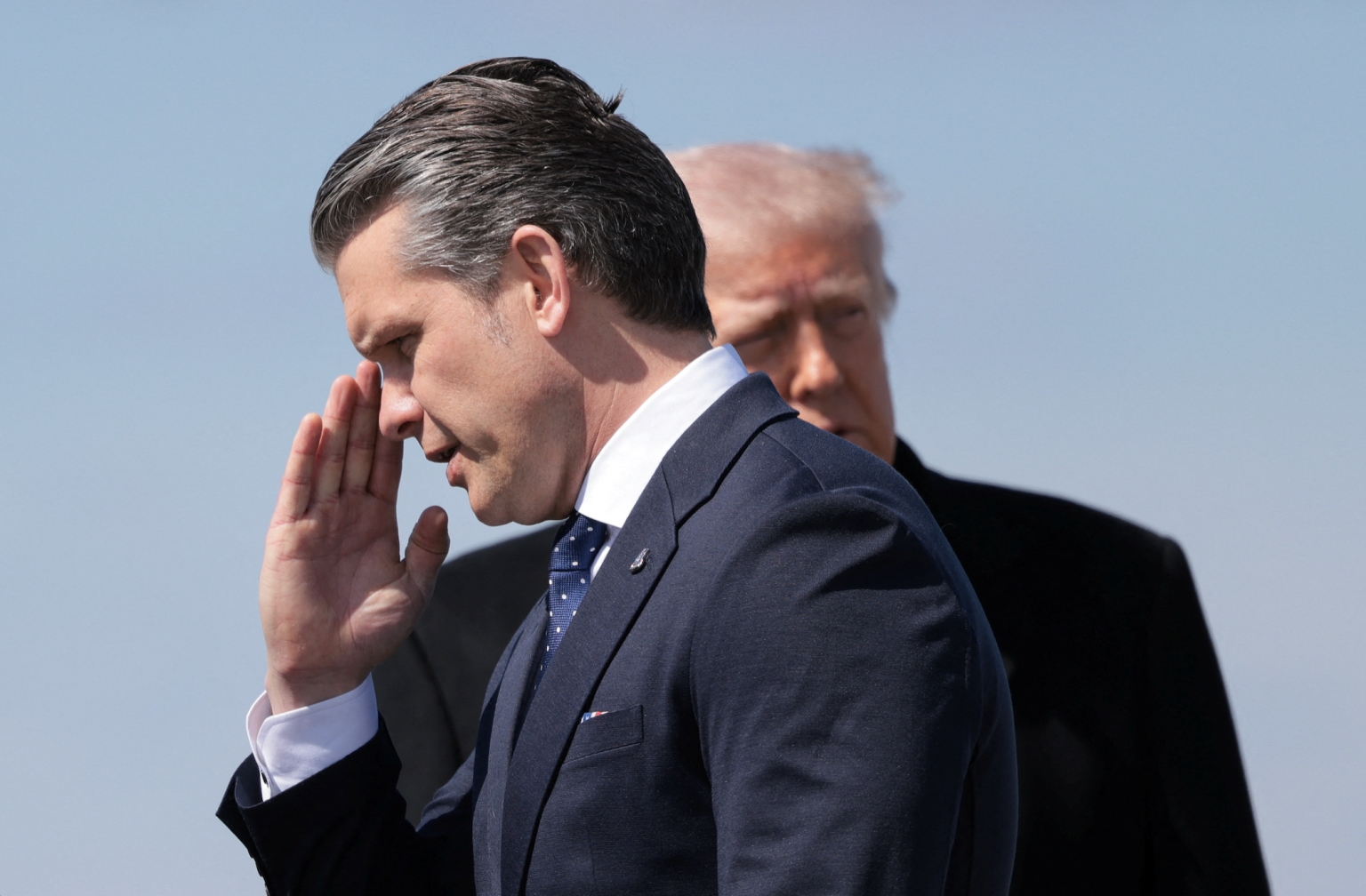 Pete Hegseth a Donald Trump. Foto: Kylie Cooper/Reuters