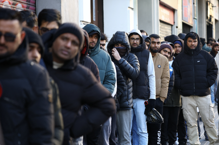 Migrantov posielal preč z krajiny, britský učiteľ za to dostal výpoveď