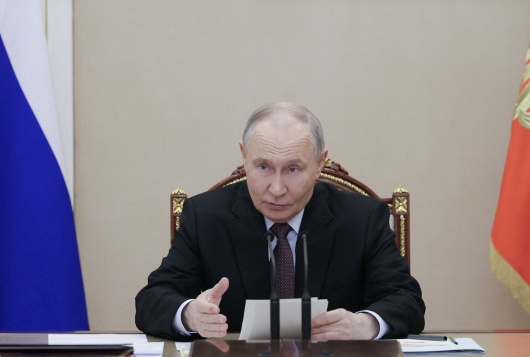 Putin vyzval využiť vyššie príjmy z energií na splácanie dlhov