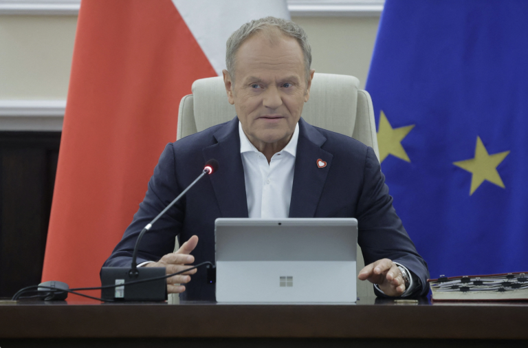 Poľská vláda chce znížiť dane a zastropovať ceny palív