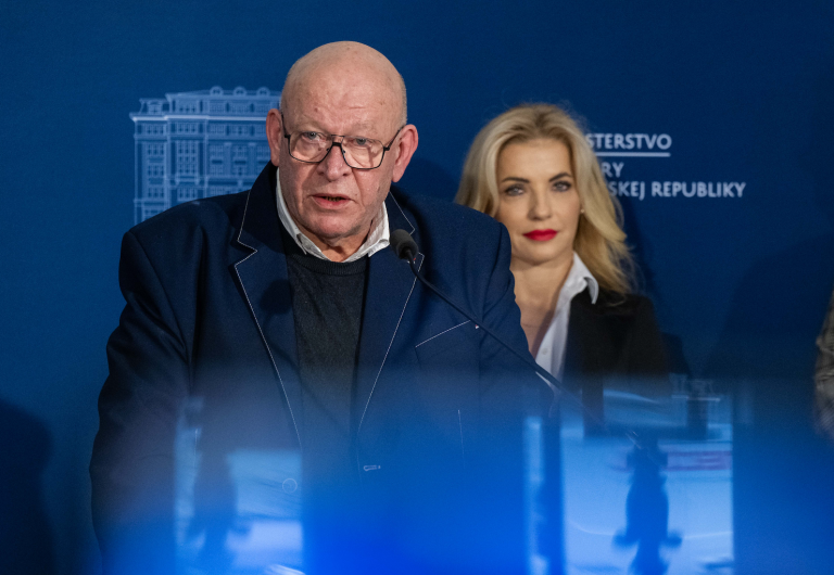 Trojročné dotácie v kultúre preveria, FPU zmluvy pozastavil