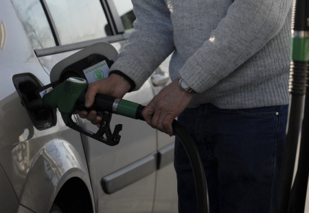 Cena nafty pre zahraničné vozidlá bude od piatka nižšia