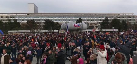 Pochod kultúrnej obce proti Šimkovičovej. Tá tvrdí, že protestujúcich zvážajú