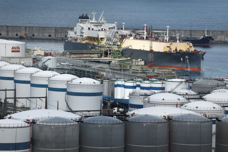 Iránsky útok zasiahol tanker v Dubaji, hrozil únik ropy