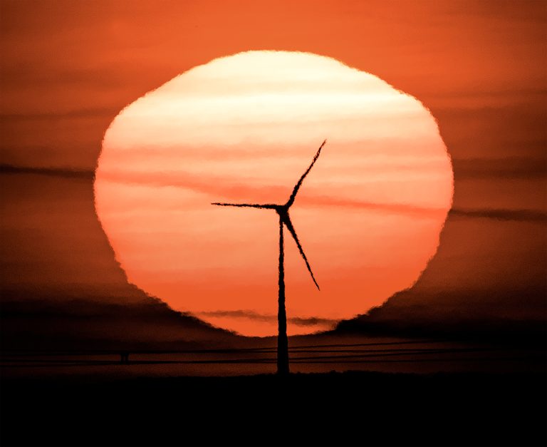 Východ slnka za veternou turbínou. Foto: TASR/AP