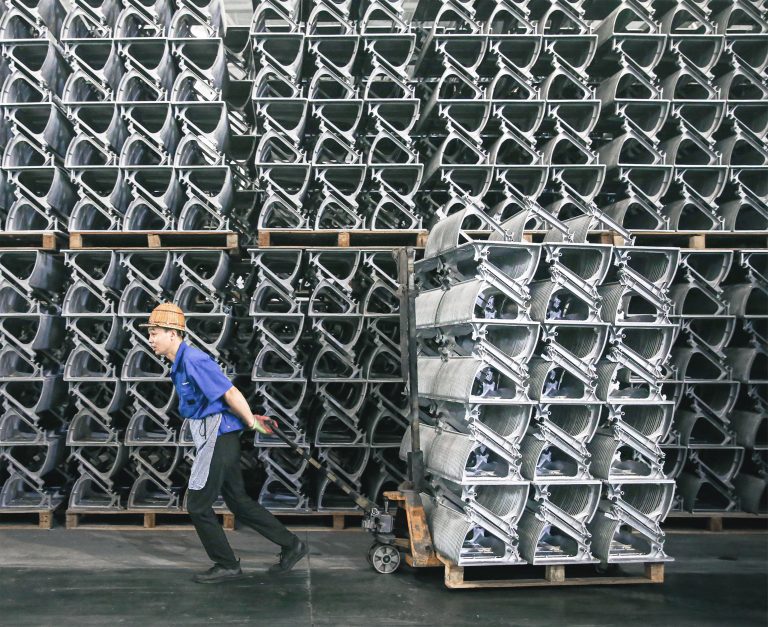 Economic freedom ultimately shapes the conditions under which people work, produce, and create value. Photo: AFP / CN-STR / AFP / Profimedia