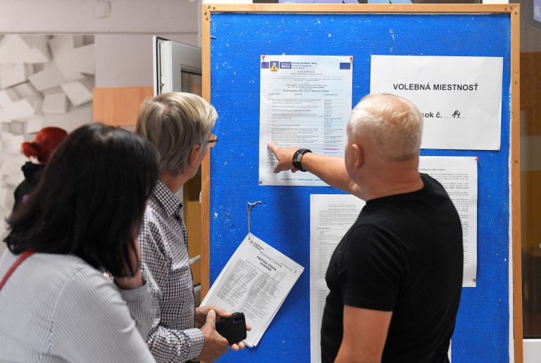 Voliči pred volebnou miestnosťou v roku 2023.