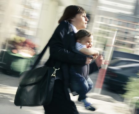 Materstvo je bodom zlomu na trhu práce. Ženy hľadajú rovnováhu, ktorú systém neponúka