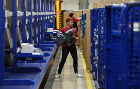 Pošta vlani znížila stratu, do roku 2028 chce byť v zisku