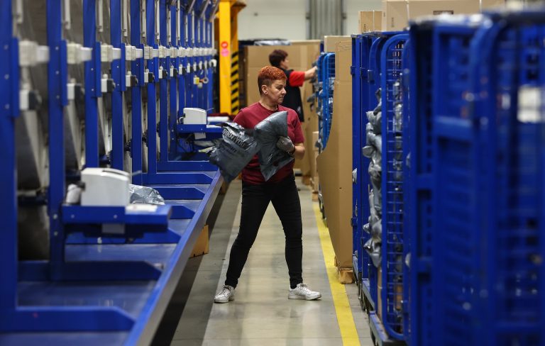 Pošta vlani znížila stratu, do roku 2028 chce byť v zisku