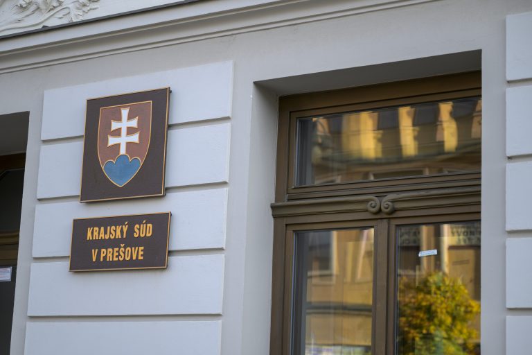 Súd v Prešove oslobodil vedca Scheffela, dievčatá nezneužíval