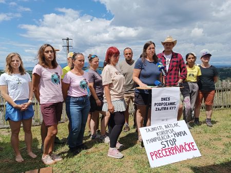 Aktivisti napadli projekt vodnej elektrárne Málinec na súde
