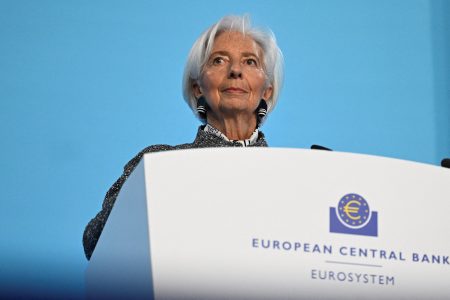 ECB váha so sadzbami. Lagardová tlmí očakávania trhov