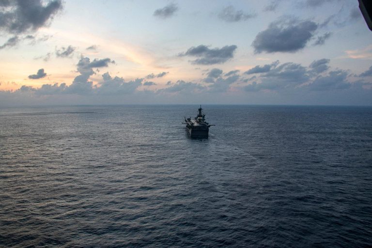 Armáda USA tvrdí, že Hormuzom preplávali dve americké lode