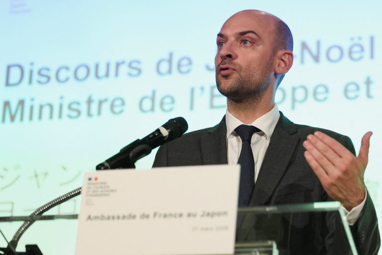 Francúzsky minister kritizuje Maďarsko za kontakty s Ruskom