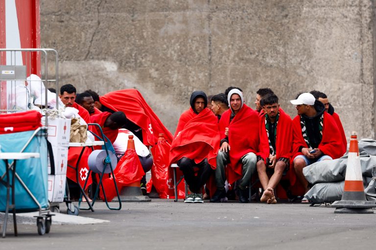 Británia zaplatí Francúzsku stovky miliónov za tvrdší boj s migrantmi