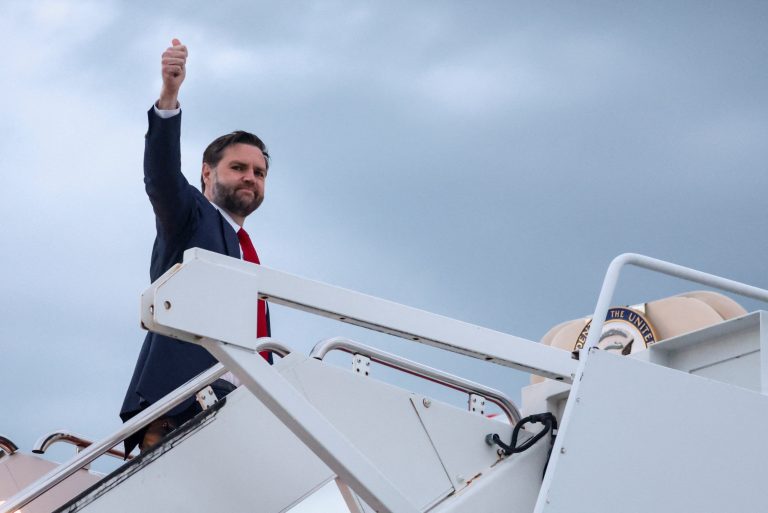 Vance mieri do Maďarska. Otvorene podporí Orbána vo voľbách