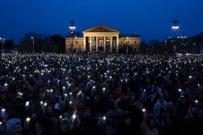 Tisíce ľudí protestovali proti vláde Viktora Orbána