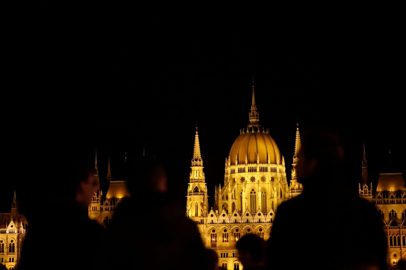Volebná noc v Budapešti. Foto: Leonhard Foeger/Reuters