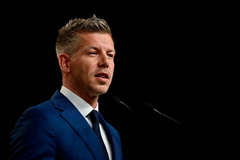 Peter Magyar na tlačovej konferencii po voľbách.