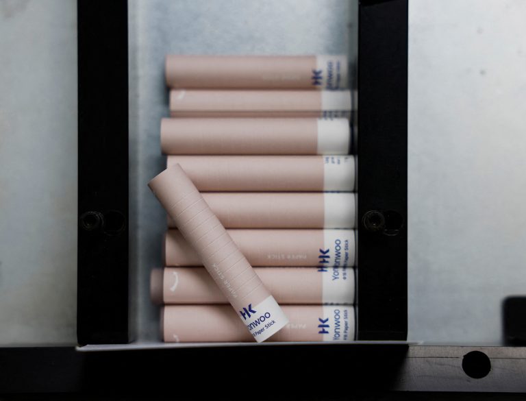 Vojna v Iráne zdražuje plasty. Ázia prechádza na papierové obaly