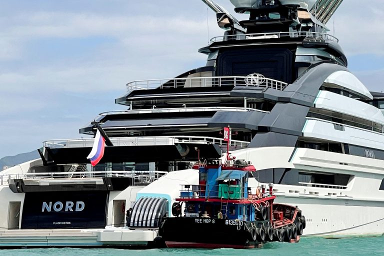 Russian Billionaire's Yacht Defies Hormuz Restrictions