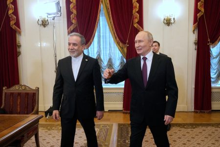 Irán v ofenzíve: Arákčí obieha svet a hľadá cestu z izolácie