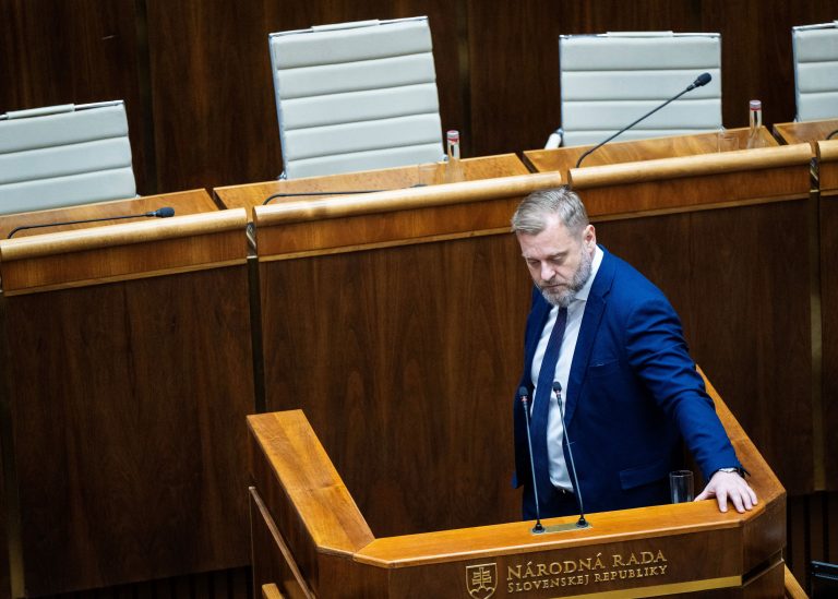 Krúpa chce podať návrh na odvolanie Šutaja Eštoka