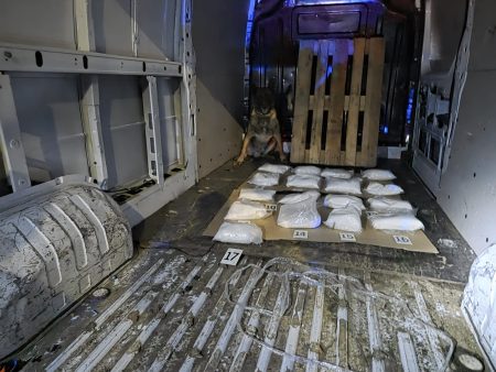 Polícia v Malackách odhalila 50 kíl pervitínu, úkryt našiel pes