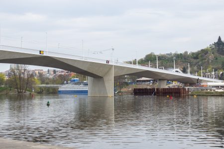 Praha má nový most, špeciálny cement naň vozili zo Slovenska