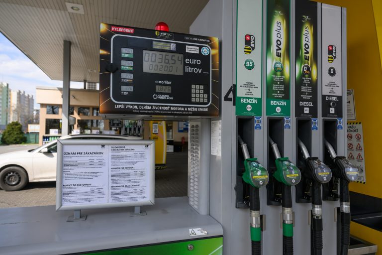 Cena nafty pre zahraničné vozidlá bude od piatka vyššia