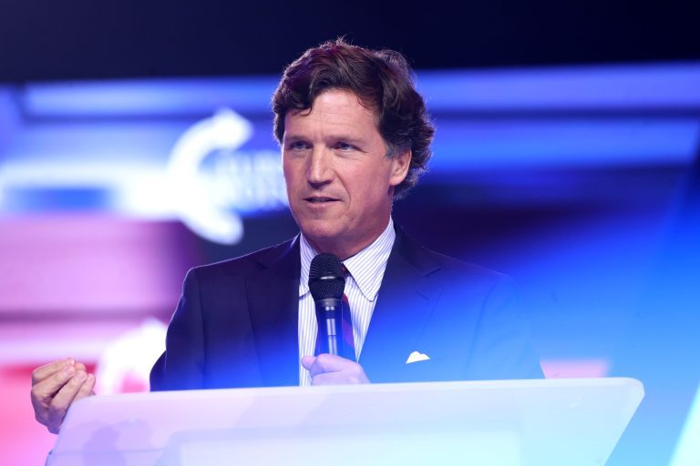 Tucker Carlson ľutuje podporu Trumpa a „zavádzanie“ ľudí
