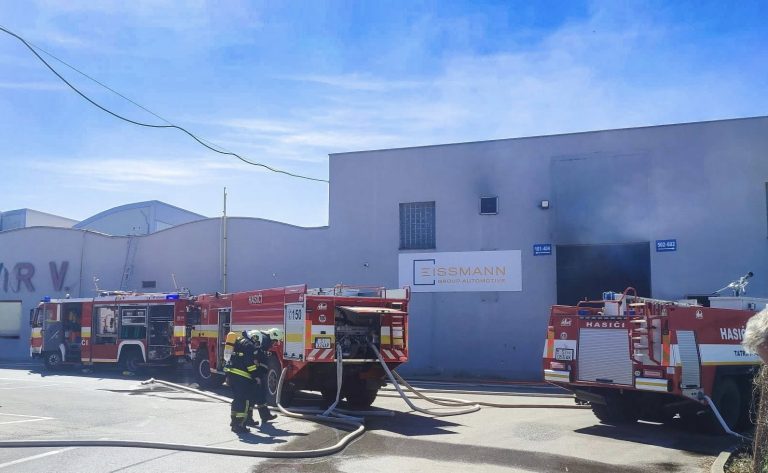 V Holíči horela výrobná hala, zamestnancov evakuovali