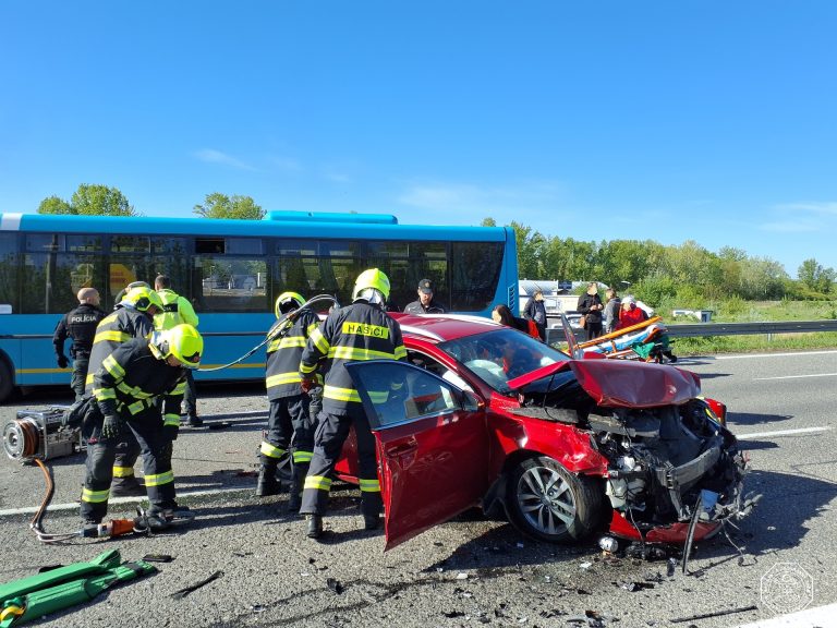Nehoda autobusu a osobných áut si vyžiadala zranených