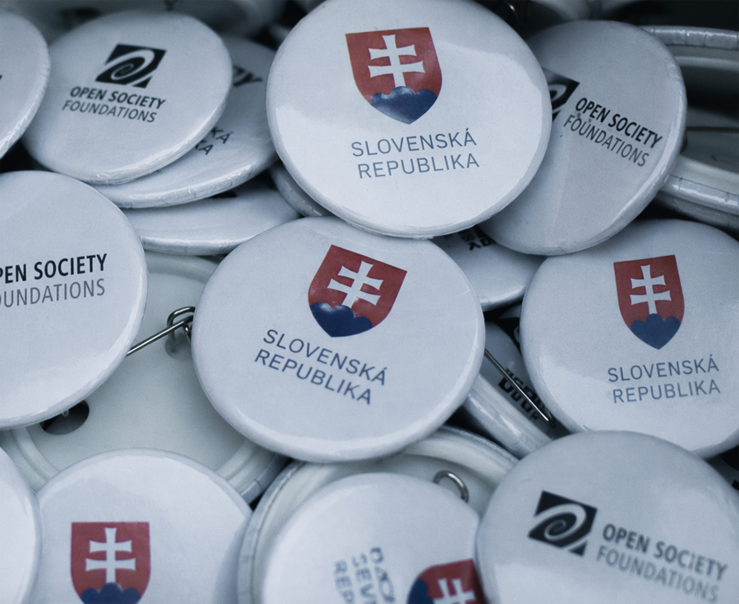 Trojuholník progresívneho vplyvu: mimovládky, médiá a politika v jednej sieti