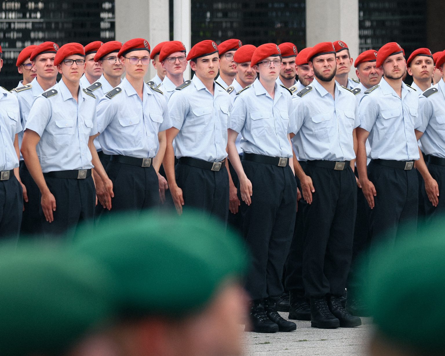 Nováčikovia sa zúčastňujú slávnostného sľubu nových príslušníkov Bundeswehru. Foto: Christian Mang/Getty Images