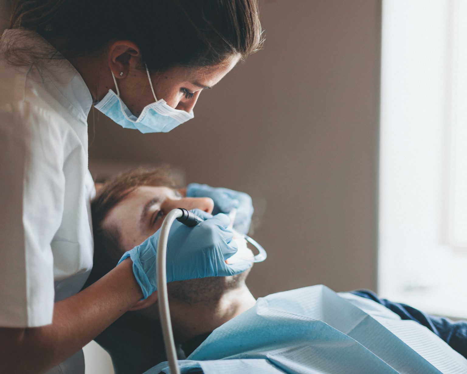 Ceny za zubné ošetrenia niektorých Slovákov trápia. Ilustračná fotografia. Foto: Johner Images/Getty Images 