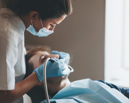 U zubára sa platí čoraz viac. Pacienti pre vysoké doplatky odkladajú ošetrenia