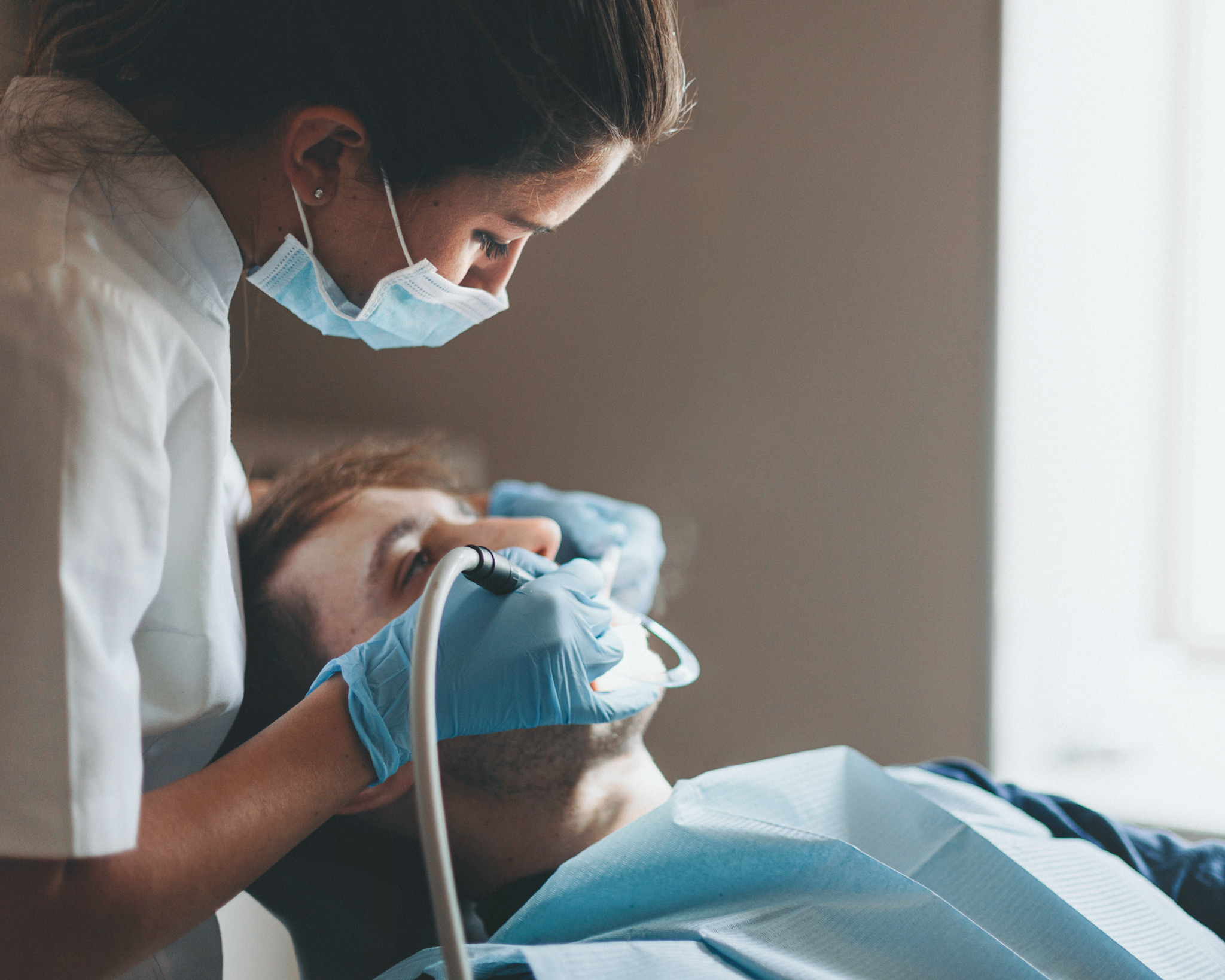 U zubára sa platí čoraz viac. Pacienti pre vysoké doplatky odkladajú ošetrenia