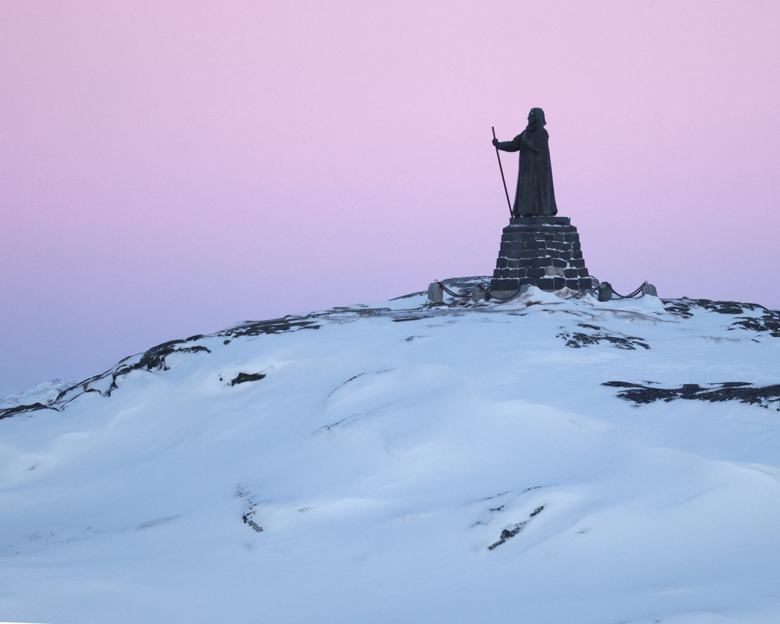 Socha Hansa Egedeho, nórskeho luteránskeho kňaza a misionára, ktorý v roku 1728 založil mesto Nuuk v Grónsku. Foto: Sean Gallup/Getty Images