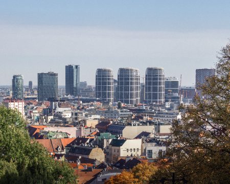 Vyššie úroky a ceny bytov tlačia domácnosti do kúta. Realitný trh sa dostáva pod tlak