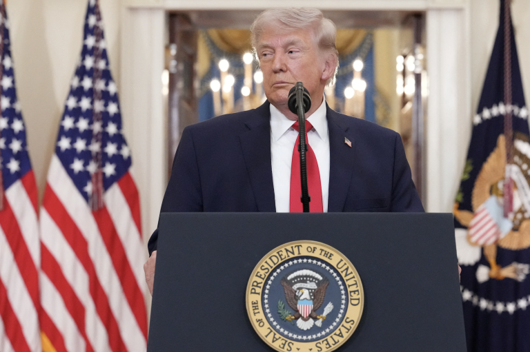 Trump chce viac času na „ľahké otvorenie“ Hormuzského prielivu