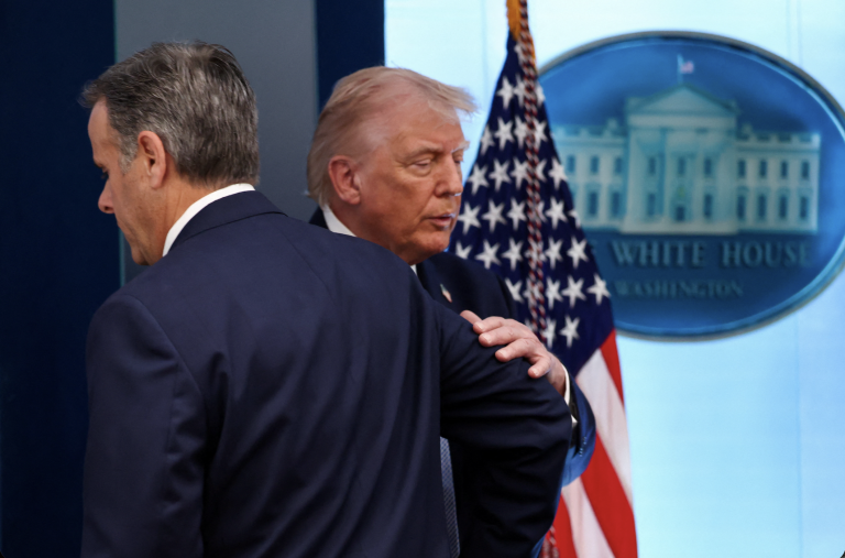 Riaditeľ Ústrednej spravodajskej služby (CIA) John Ratcliffe prechádza popri americkom prezidentovi Donaldovi Trumpovi. Foto: REUTERS/Kevin Lamarque