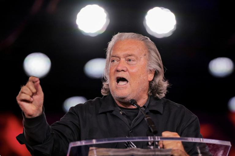 Bannon sa môže vyhnúť odsúdeniu, súd zrušil predchádzajúci verdikt