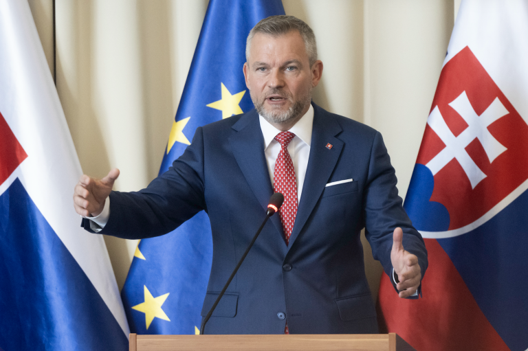 Pellegrini chce záväzok, nemocnice majú byť prioritou aj po voľbách