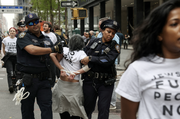 Nie zbrane Izraelu. Na proteste v New Yorku zadržali aj exvojačku