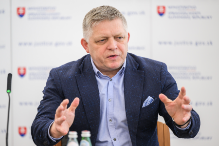 Fico núka kapacity a skúsenosti pri odmínovaní Hormuzu