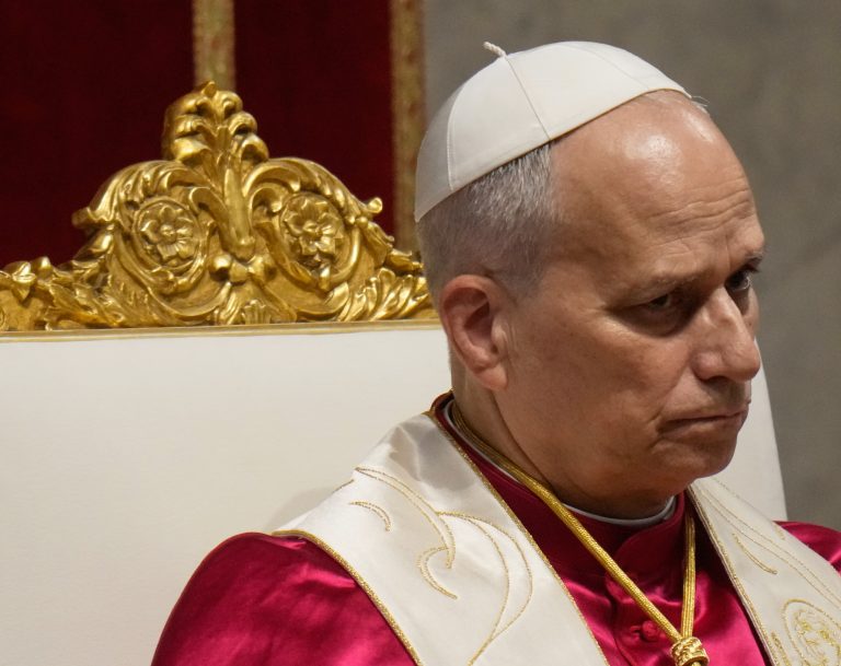 Pápež kritizuje „ilúziu všemohúcnosti“ vo vojne USA proti Iránu