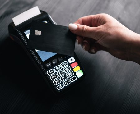 Bezhotovostné platby budú musieť prijímať už aj stánkari