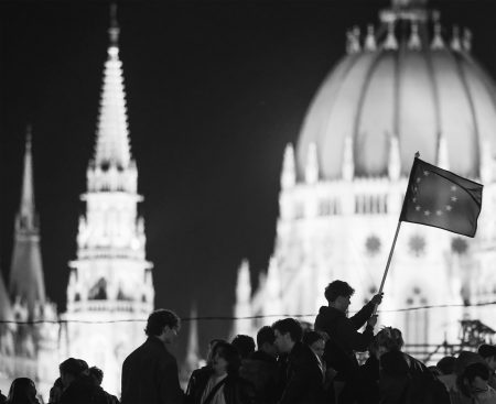 Tusk je veľmi šťastný, iní mlčia. Reakcie na zmenu v Budapešti sú rozporuplné